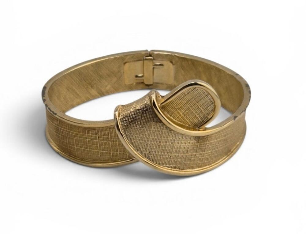 Vintage Signed Marboux 1057 Gold Tone Hinged Bangle Bracelet Textured